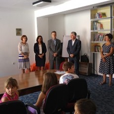 Podjela torbi i školskog pribora za učenike osnovih škola